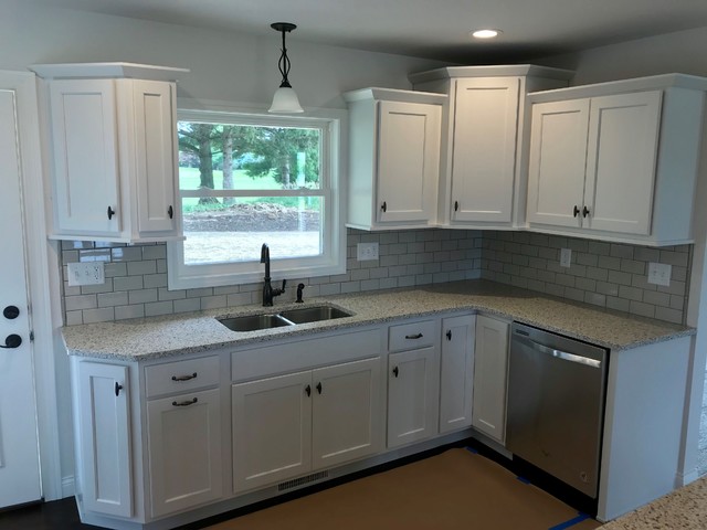 https://st.hzcdn.com/simgs/pictures/kitchens/geneseo-new-construction-koch-painted-white-msi-quartz-peppercorn-white-chris-robinson-img~7551b49b098e1663_4-7870-1-c964c44.jpg