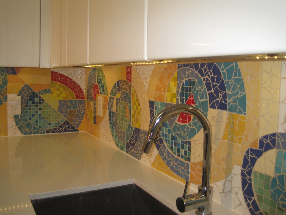 Mittelgroße Moderne Küche in L-Form mit Doppelwaschbecken, flächenbündigen Schrankfronten, weißen Schränken, Rückwand aus Mosaikfliesen, weißen Elektrogeräten und Keramikboden in Toronto