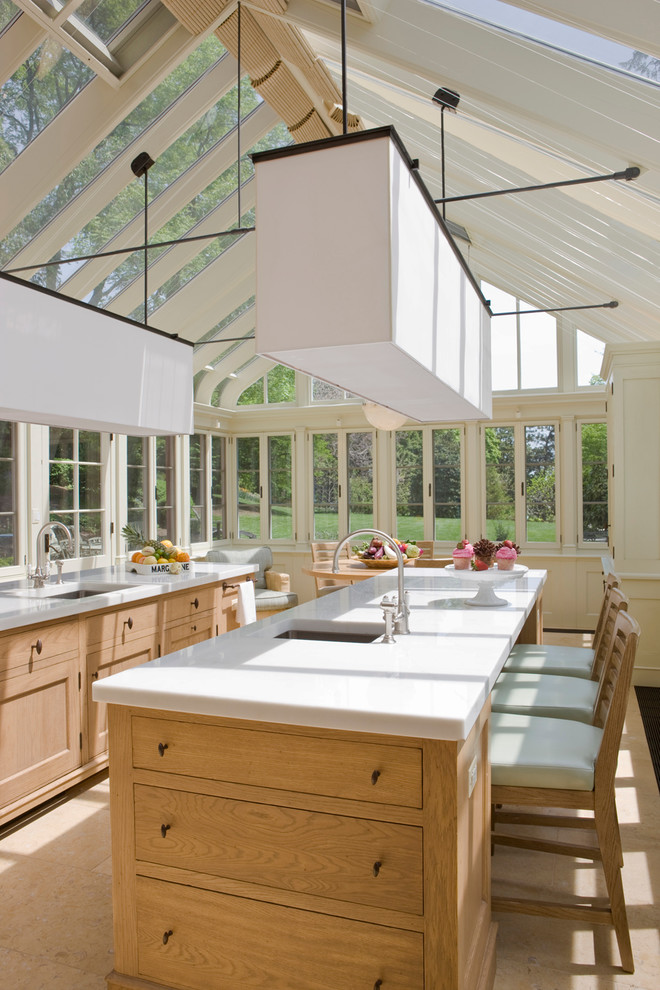 Foto di una cucina abitabile chic con lavello sottopiano, ante lisce, ante in legno chiaro, top in marmo e elettrodomestici in acciaio inossidabile