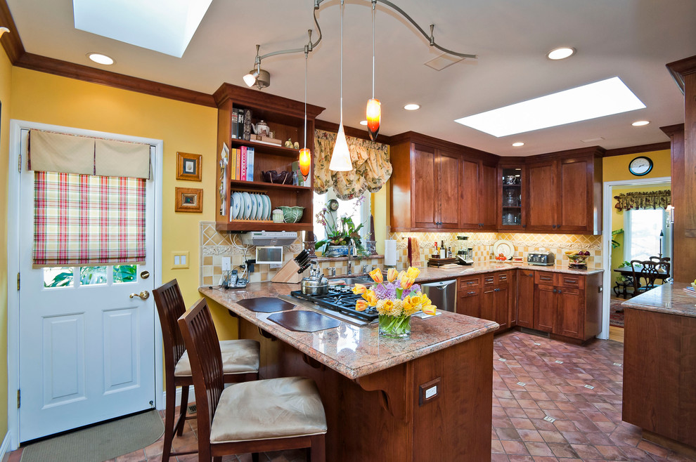 Immagine di una cucina classica con ante in stile shaker, ante in legno bruno e paraspruzzi beige