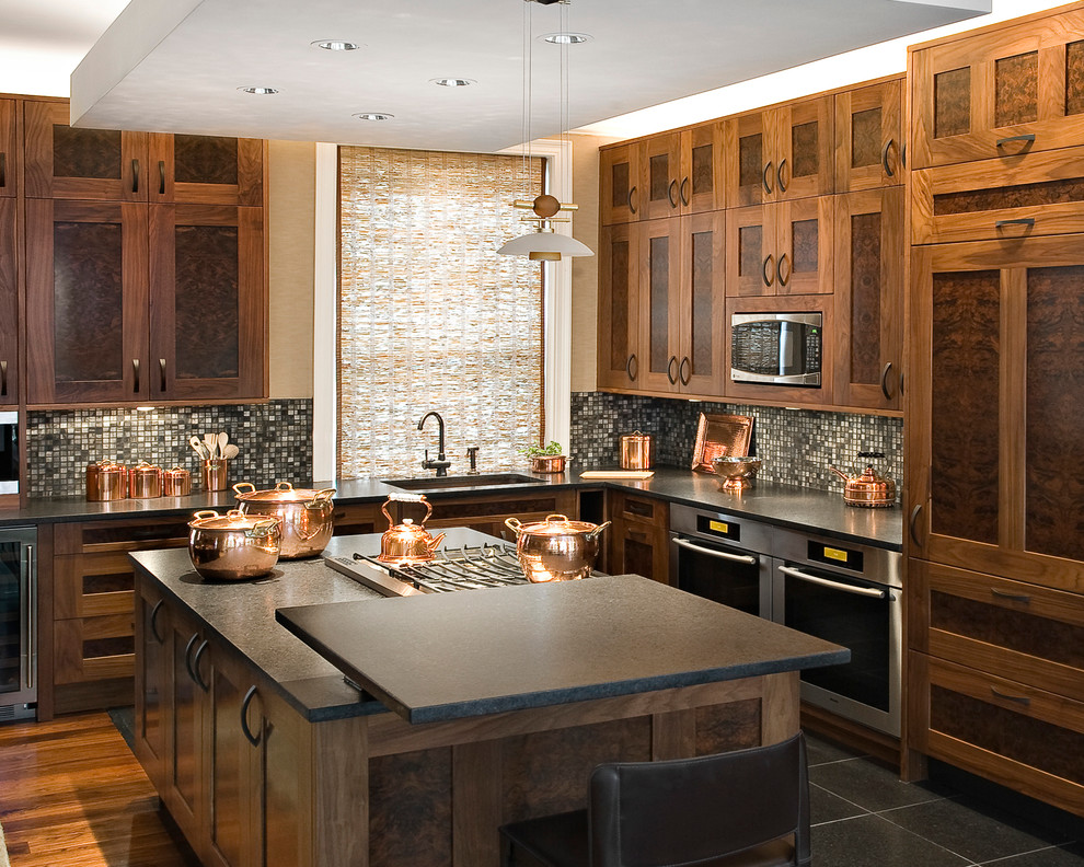 Inspiration pour une cuisine design en bois brun avec un placard avec porte à panneau encastré, une crédence métallisée et une crédence en mosaïque.