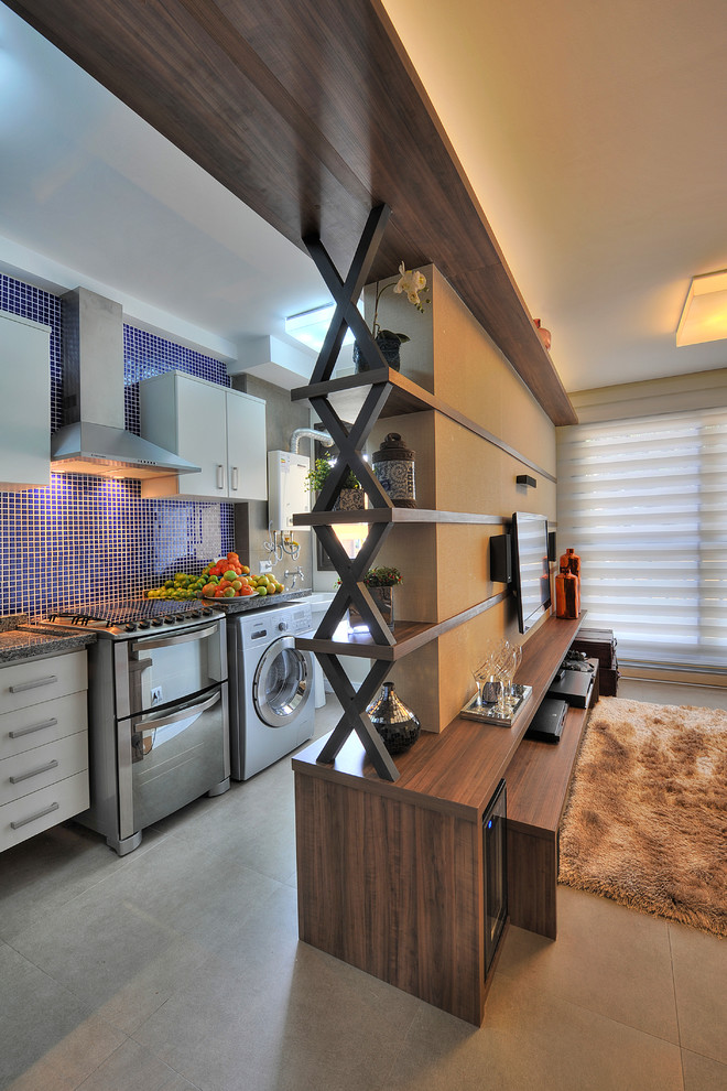 Пример оригинального дизайна: маленькая кухня со стиральной машиной в современном стиле с плоскими фасадами, белыми фасадами, синим фартуком и фартуком из плитки мозаики для на участке и в саду