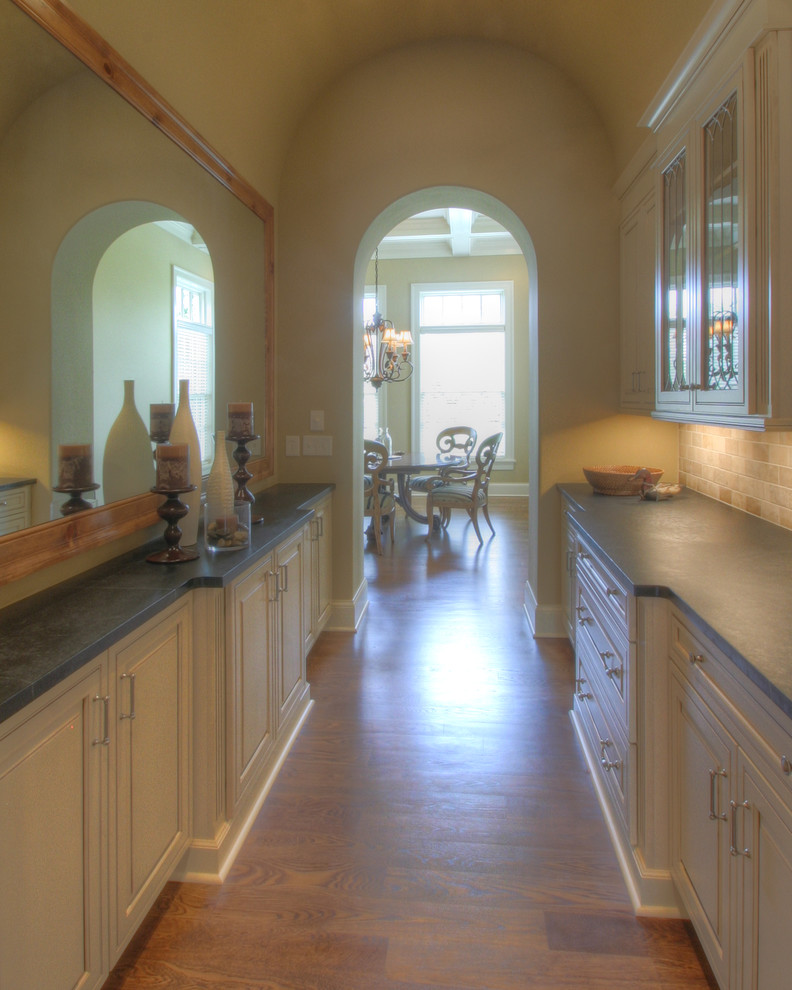 Kitchen - traditional kitchen idea in Columbus