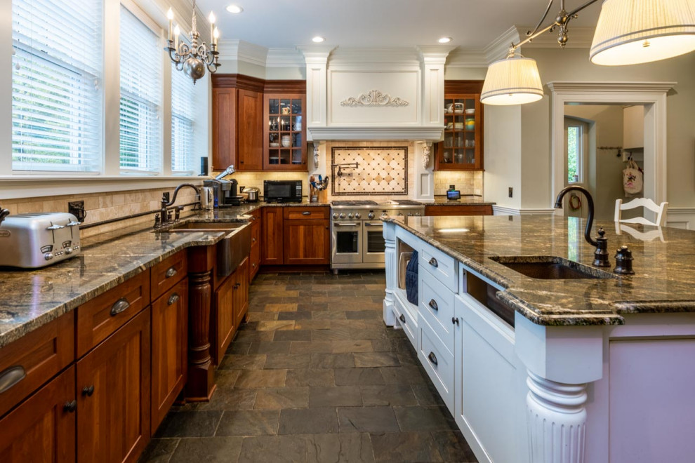 Exempel på ett mycket stort klassiskt flerfärgad flerfärgat kök, med en rustik diskho, skåp i shakerstil, vita skåp, granitbänkskiva, beige stänkskydd, stänkskydd i kalk, rostfria vitvaror, skiffergolv, en köksö och flerfärgat golv