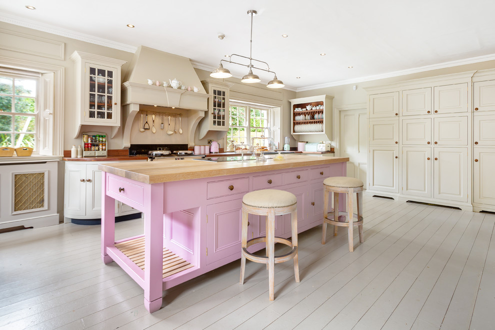 Immagine di una cucina classica con ante con riquadro incassato, ante beige, top in legno, pavimento in legno verniciato, pavimento grigio e top marrone