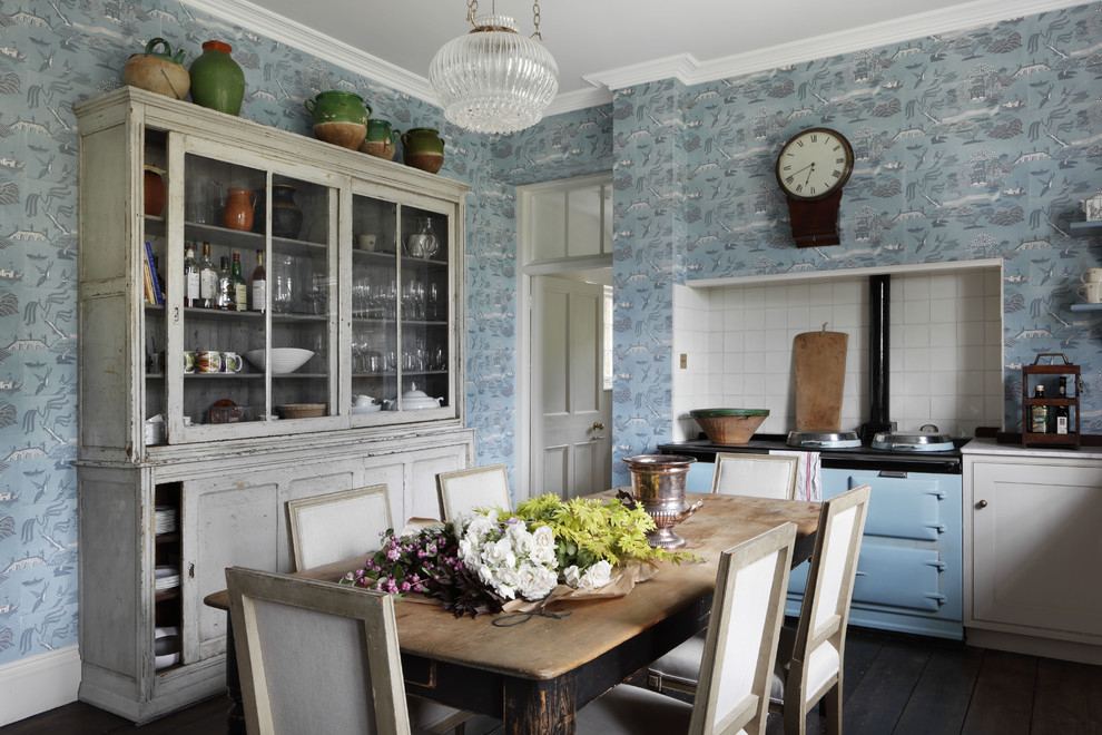Mittelgroße Klassische Wohnküche ohne Insel mit Küchenrückwand in Weiß, bunten Elektrogeräten, dunklem Holzboden, Schrankfronten mit vertiefter Füllung, beigen Schränken, Rückwand aus Keramikfliesen und Tapete in Dorset