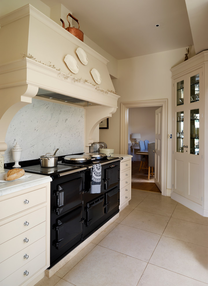 Immagine di un grande cucina con isola centrale classico con ante a filo, top in marmo, paraspruzzi grigio e elettrodomestici neri
