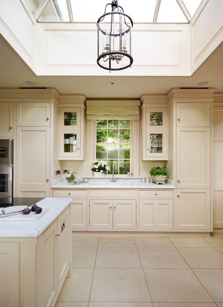 Inspiration för stora klassiska kök och matrum, med luckor med profilerade fronter, marmorbänkskiva, grått stänkskydd, rostfria vitvaror och en köksö