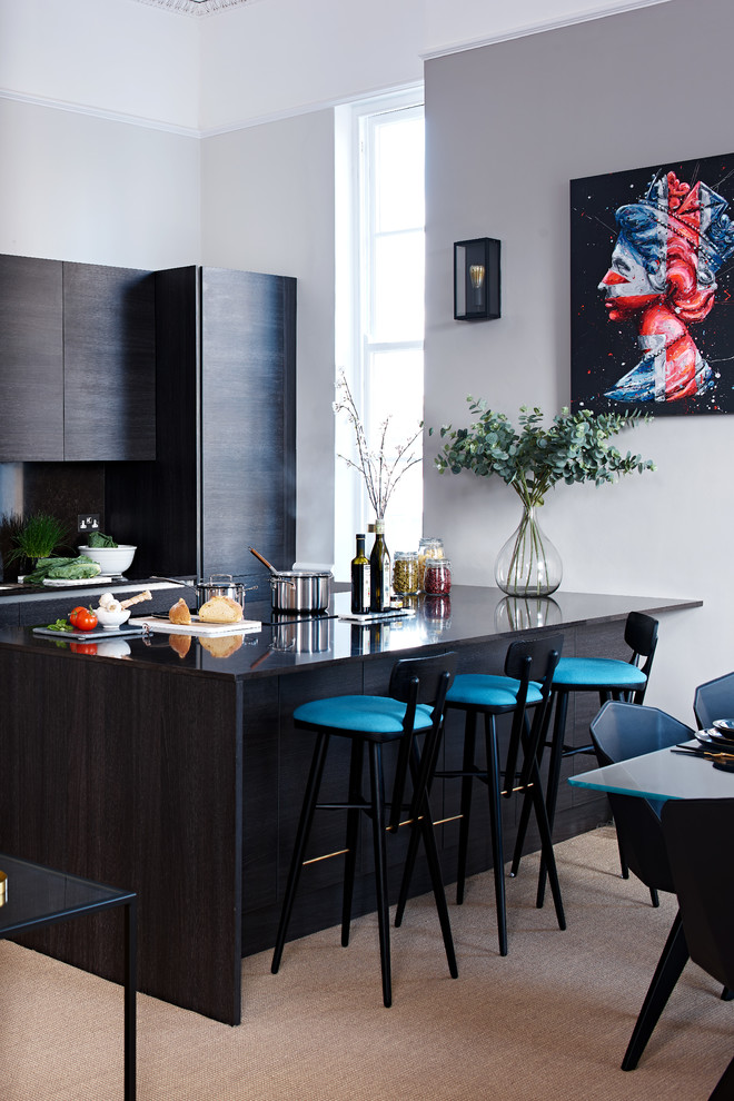 Imagen de cocina comedor actual con armarios con paneles lisos, puertas de armario negras, salpicadero negro, suelo beige y península