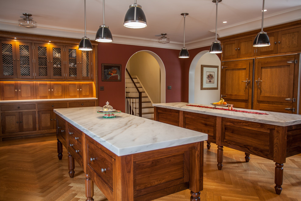 Große Klassische Küche mit Marmor-Arbeitsplatte, braunem Holzboden, zwei Kücheninseln, Schrankfronten im Shaker-Stil, hellbraunen Holzschränken, braunem Boden und grauer Arbeitsplatte in New York