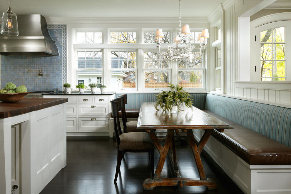 Пример оригинального дизайна: кухня в классическом стиле с обеденным столом, фасадами в стиле шейкер, белыми фасадами и синим фартуком