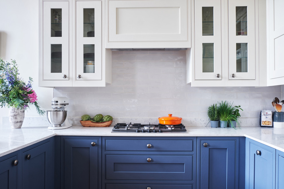 Esempio di una cucina chic con ante a filo, ante blu, paraspruzzi bianco, penisola, top bianco, top in quarzite e paraspruzzi con piastrelle in ceramica
