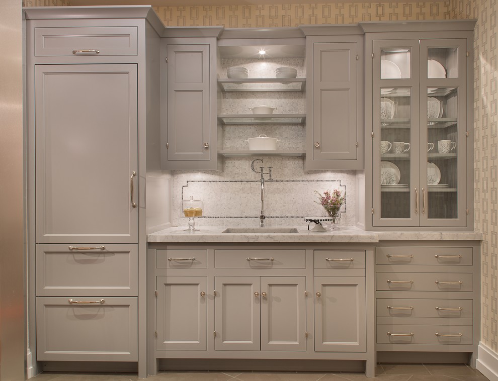 Modelo de cocina clásica renovada de tamaño medio con armarios tipo vitrina y puertas de armario grises