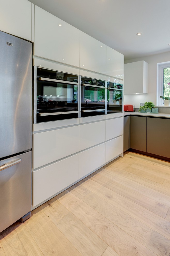 Photo of a large contemporary u-shaped kitchen in London with an island.