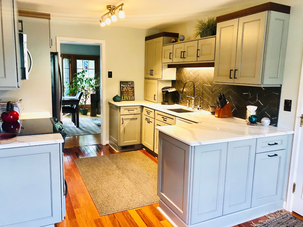 Idéer för att renovera ett litet eklektiskt vit vitt kök, med en undermonterad diskho, släta luckor, grå skåp, bänkskiva i kvarts, svart stänkskydd, stänkskydd i stenkakel, rostfria vitvaror, mellanmörkt trägolv, en halv köksö och orange golv