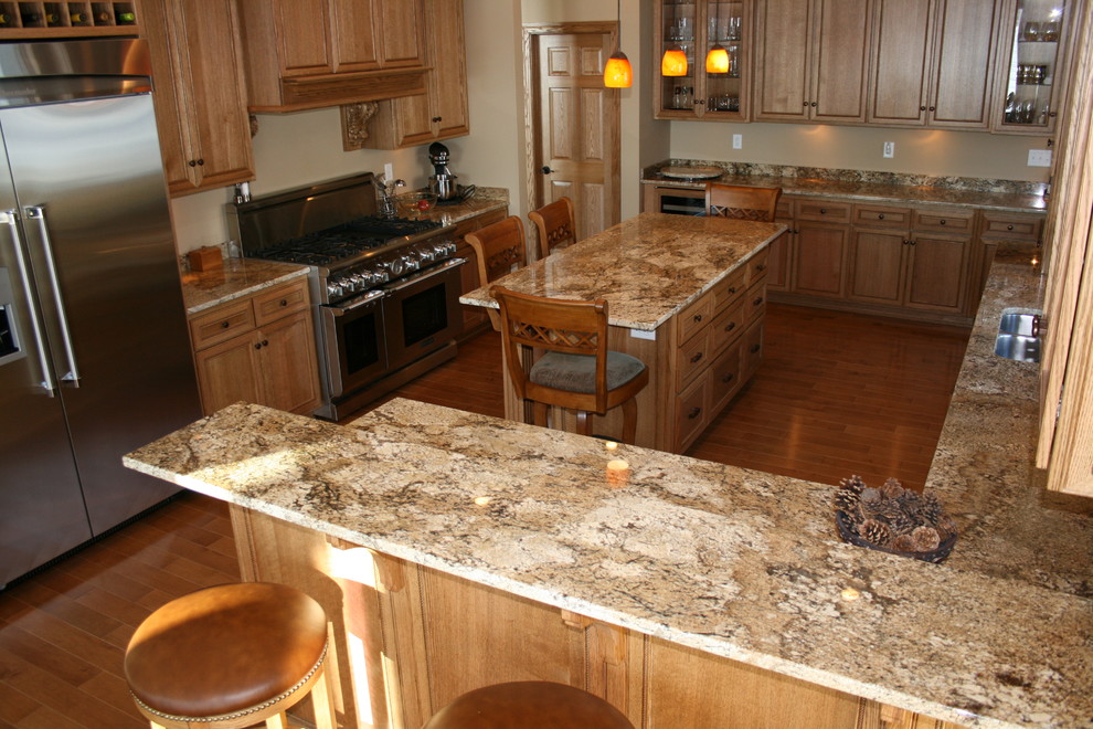 Geschlossene, Große Klassische Küche in U-Form mit hellen Holzschränken, Granit-Arbeitsplatte und Kücheninsel in Minneapolis