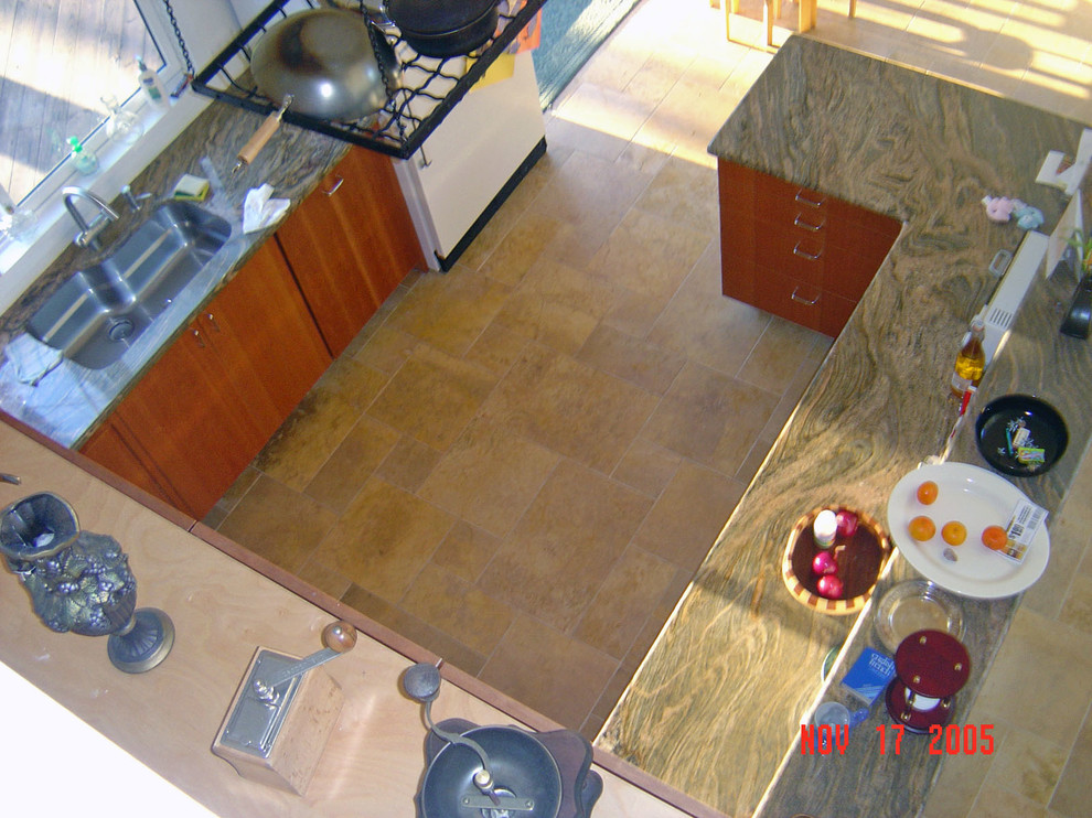 Exempel på ett klassiskt kök, med granitbänkskiva och kalkstensgolv