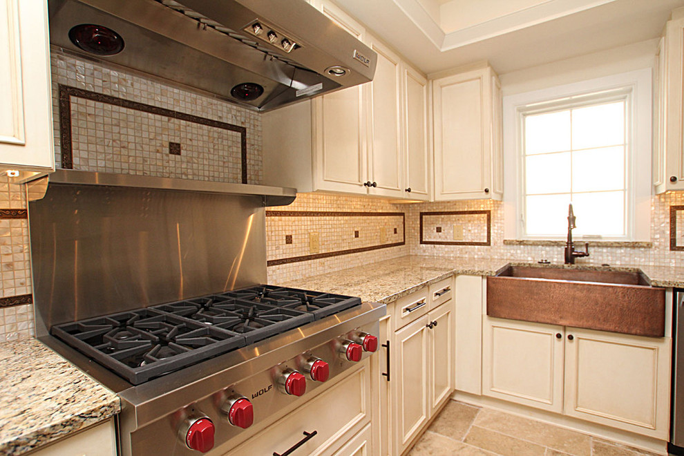 Immagine di una cucina ad U classica con lavello stile country e top in granito