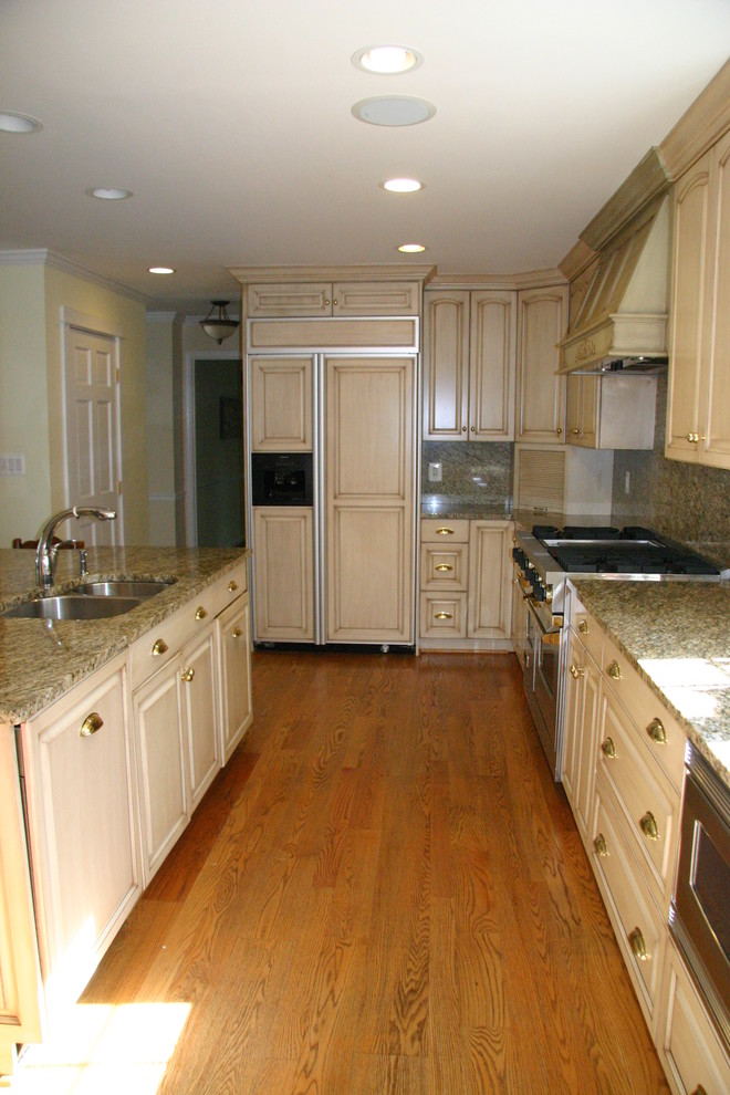 Exempel på ett klassiskt kök och matrum, med en undermonterad diskho, granitbänkskiva och rostfria vitvaror