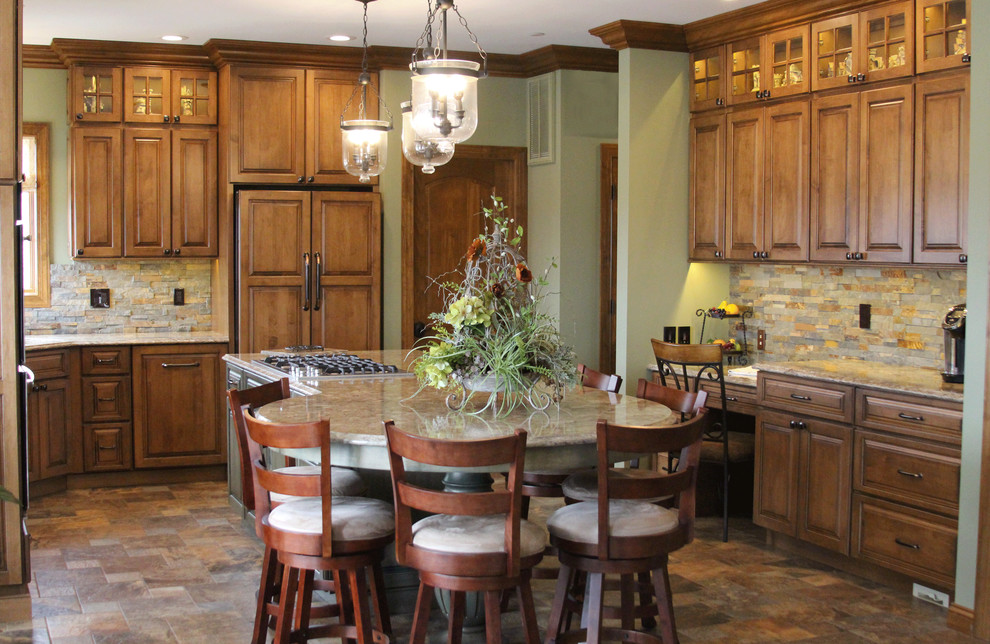 Exempel på ett klassiskt kök, med luckor med upphöjd panel, skåp i mellenmörkt trä, bänkskiva i kvarts, stänkskydd i skiffer, skiffergolv och en köksö
