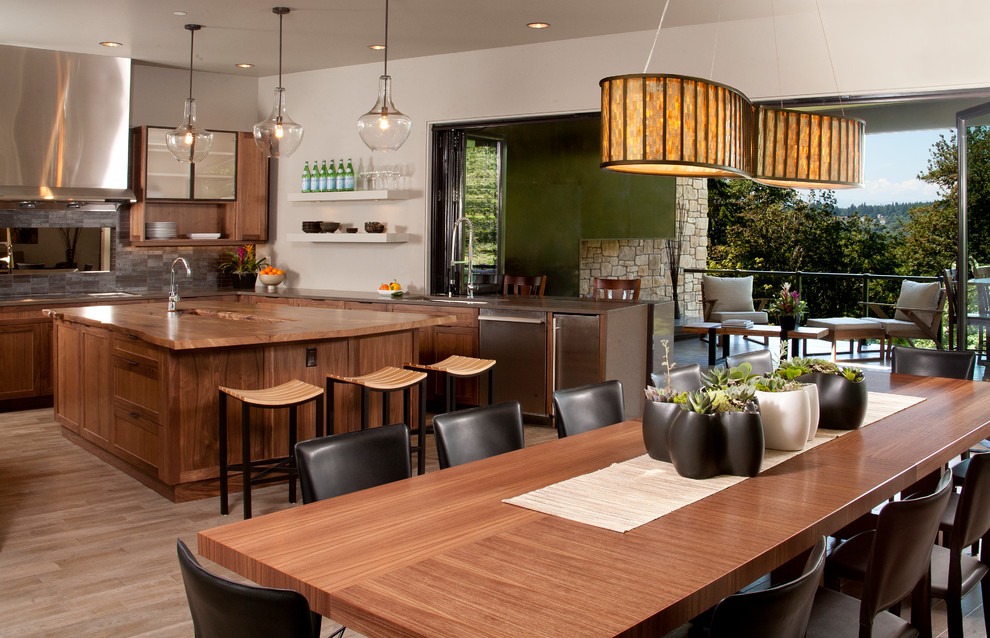 Klassische Küche mit Arbeitsplatte aus Holz in Seattle