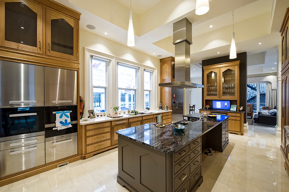 Bild på ett mycket stort funkis kök, med luckor med infälld panel, skåp i mellenmörkt trä, marmorbänkskiva, rostfria vitvaror, klinkergolv i keramik och en köksö