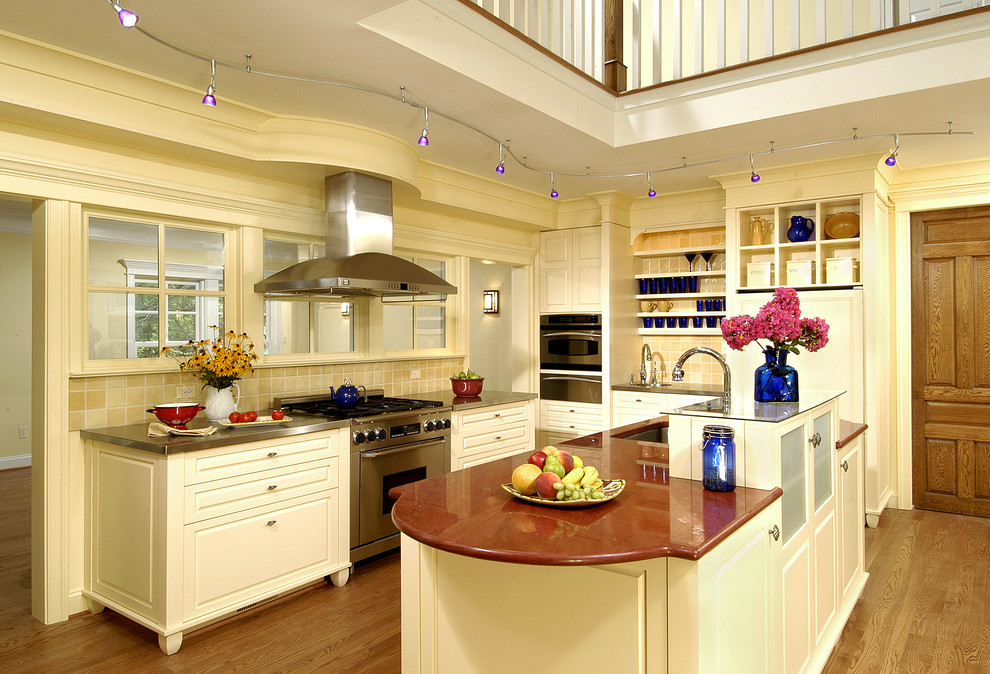 Rustikale Wohnküche mit Küchenrückwand in Beige, Rückwand aus Keramikfliesen, Küchengeräten aus Edelstahl, braunem Holzboden und Kücheninsel in Washington, D.C.