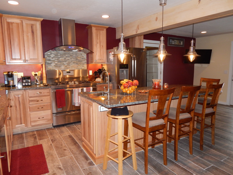 Klassisk inredning av ett mellanstort kök, med en enkel diskho, luckor med upphöjd panel, skåp i mellenmörkt trä, granitbänkskiva, flerfärgad stänkskydd, stänkskydd i tunnelbanekakel, rostfria vitvaror, klinkergolv i porslin och en köksö