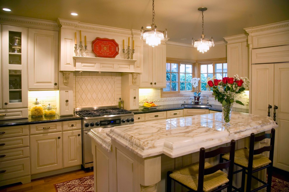 Kitchen - traditional kitchen idea in San Francisco