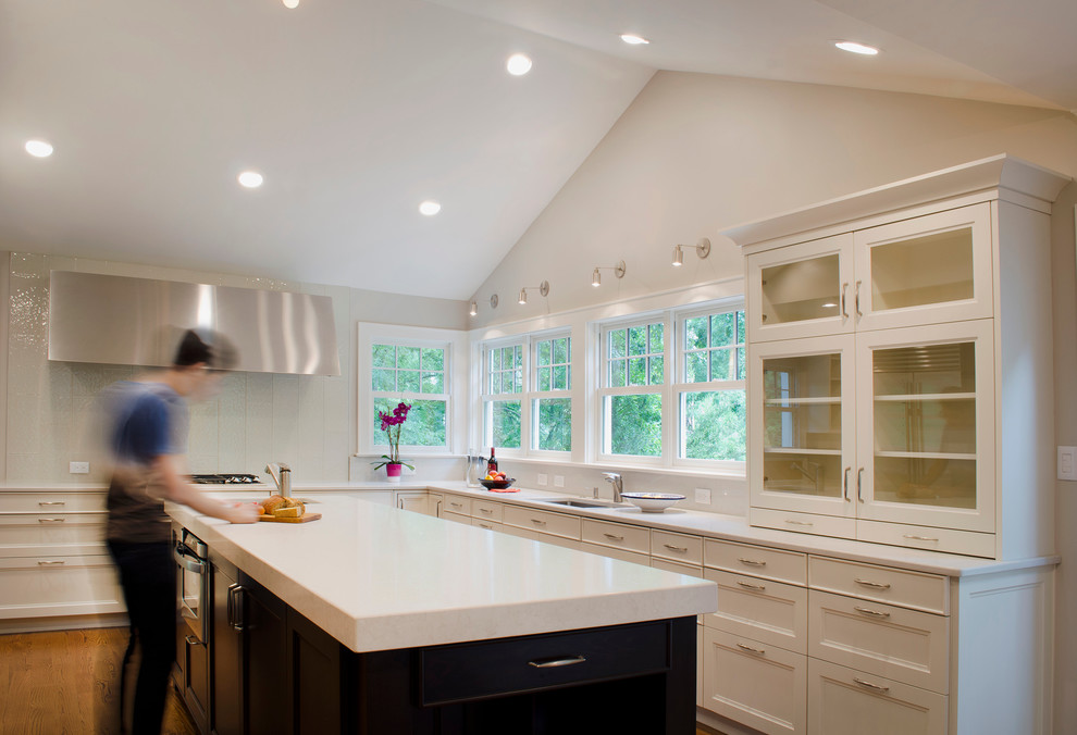 This is an example of a traditional kitchen in Raleigh.