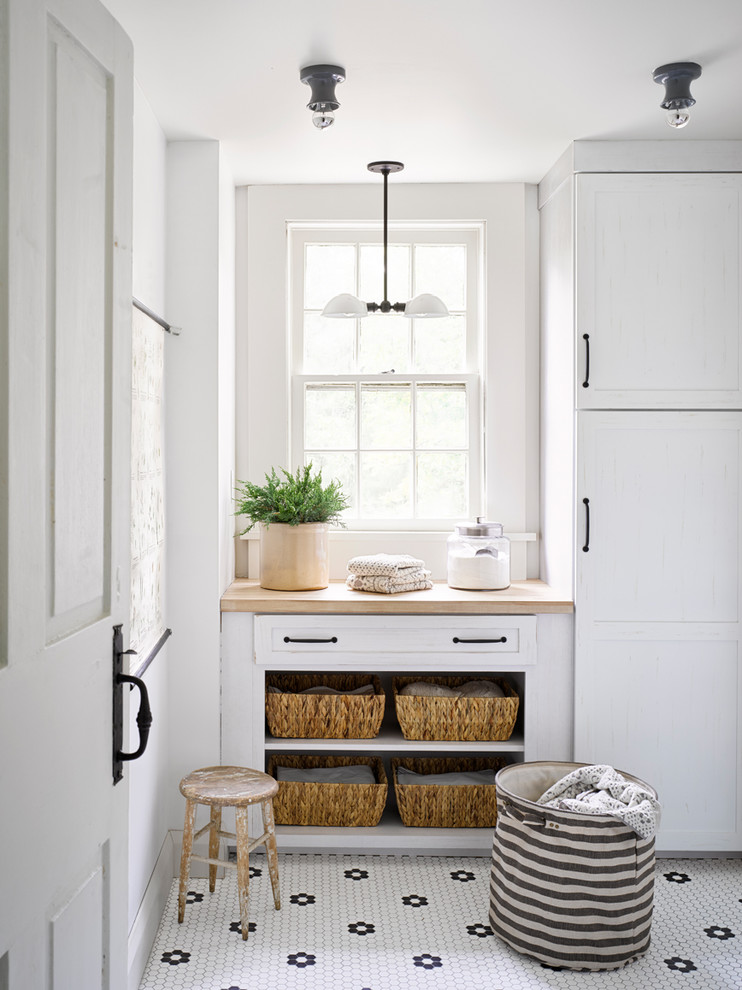 Cette photo montre une cuisine nature avec un placard à porte shaker, des portes de placard blanches, un plan de travail en quartz modifié, un sol en carrelage de porcelaine, un sol blanc et un plan de travail beige.