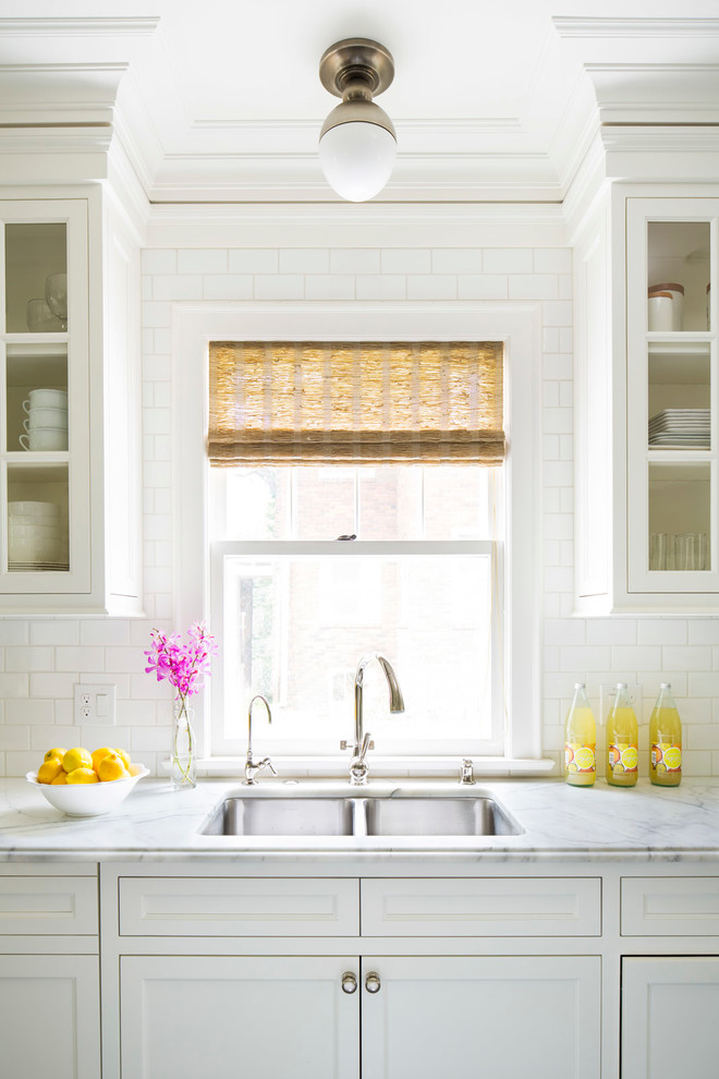 Immagine di una cucina classica con ante in stile shaker, ante bianche, top in marmo, paraspruzzi bianco, paraspruzzi con piastrelle diamantate e lavello sottopiano