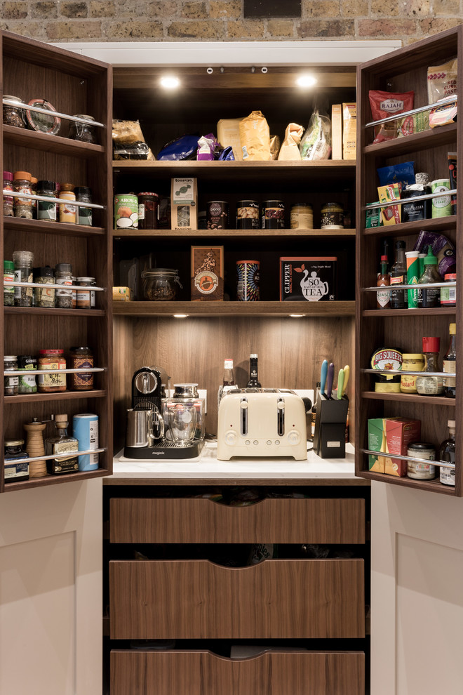 Foto de cocinas en L contemporánea grande abierta con armarios con paneles empotrados, puertas de armario beige, encimera de cuarcita, una isla y encimeras blancas