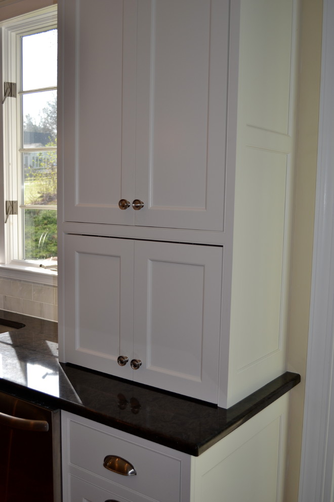 Foto de cocina comedor clásica con fregadero bajoencimera, armarios con rebordes decorativos y puertas de armario blancas
