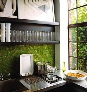 Immagine di una cucina design con paraspruzzi verde e top marrone