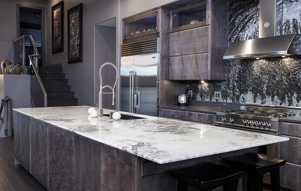 Immagine di una cucina parallela contemporanea con lavello sottopiano, ante lisce, ante grigie, paraspruzzi con lastra di vetro e elettrodomestici in acciaio inossidabile
