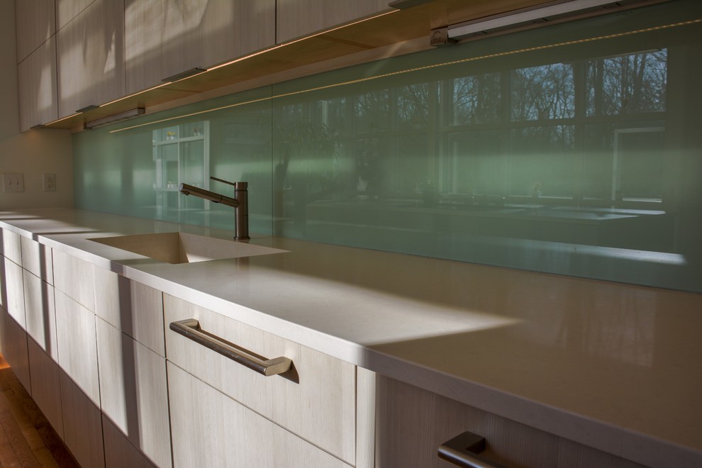Mittelgroße Moderne Küche mit Küchenrückwand in Grün und Glasrückwand in Sonstige