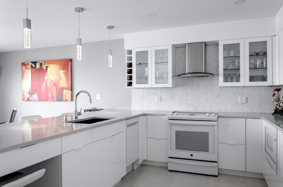 Exempel på ett mellanstort modernt grå grått kök, med en undermonterad diskho, släta luckor, vita skåp, bänkskiva i kvarts, grått stänkskydd, vita vitvaror, målat trägolv och grått golv