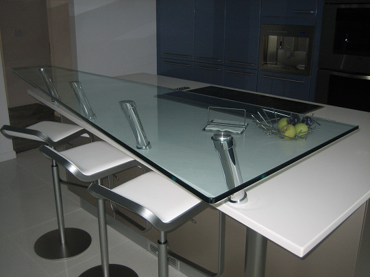 Idéer för att renovera ett funkis kök, med en nedsänkt diskho, släta luckor, grå skåp, bänkskiva i glas, vitt stänkskydd och stänkskydd i glaskakel