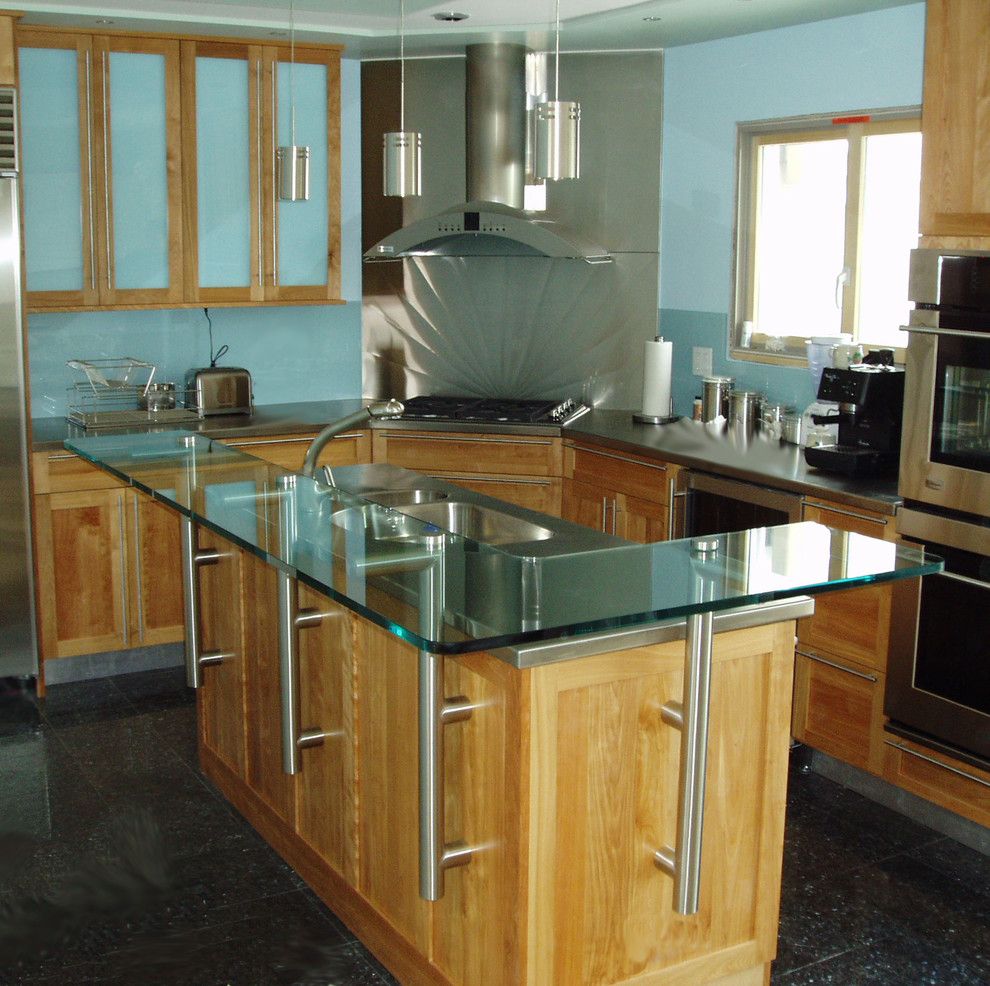Идея дизайна: угловая кухня в современном стиле с стеклянной столешницей, обеденным столом и монолитной мойкой