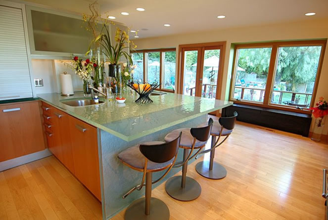 Exempel på ett mellanstort modernt kök, med en undermonterad diskho, släta luckor, skåp i mellenmörkt trä, bänkskiva i glas, mellanmörkt trägolv och en halv köksö