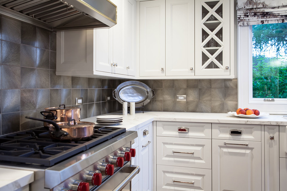 Exempel på ett stort klassiskt grå grått kök, med en rustik diskho, luckor med upphöjd panel, vita skåp, bänkskiva i kvarts, stänkskydd med metallisk yta, stänkskydd i porslinskakel, rostfria vitvaror, mellanmörkt trägolv, en köksö och brunt golv