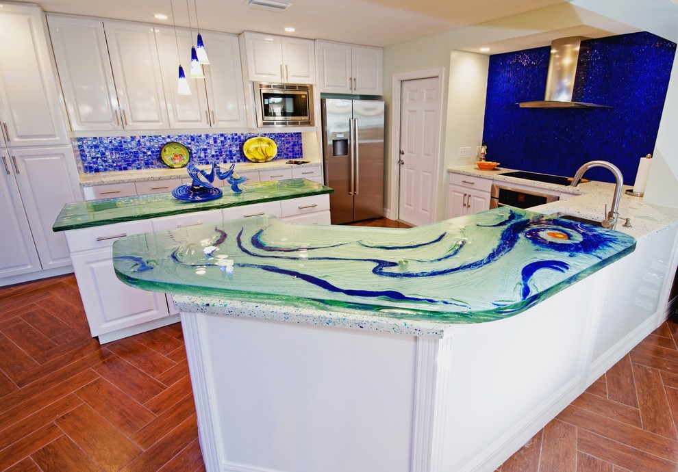 Imagen de cocina actual con encimera de vidrio y salpicadero azul