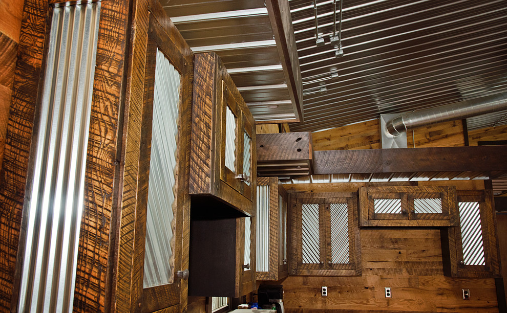 Foto de cocinas en L rural grande abierta con armarios con paneles empotrados, puertas de armario de madera en tonos medios, encimera de madera, salpicadero marrón y una isla