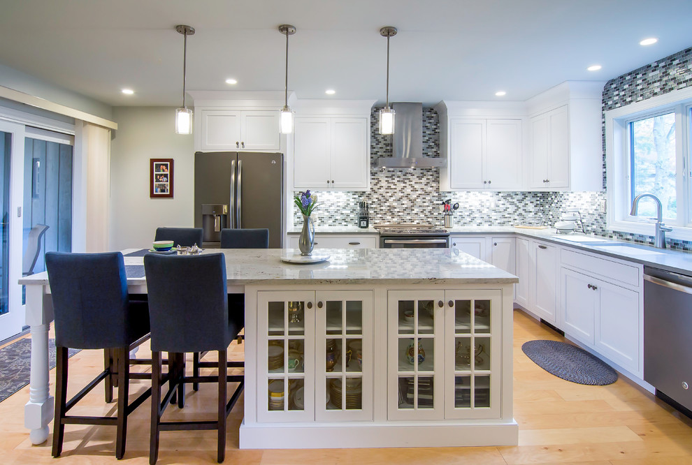 Inspiration för stora klassiska grått kök, med en undermonterad diskho, luckor med profilerade fronter, vita skåp, bänkskiva i kvarts, flerfärgad stänkskydd, stänkskydd i glaskakel, rostfria vitvaror, mellanmörkt trägolv, en köksö och brunt golv