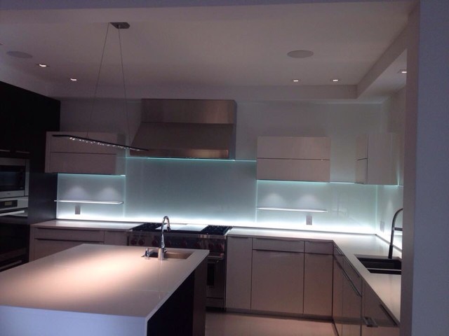 Glass Kitchen Backsplash w/LED Lighting - Modern - Kitchen - Montreal - by  Vitrerie Des Experts / Glass Experts | Houzz IE
