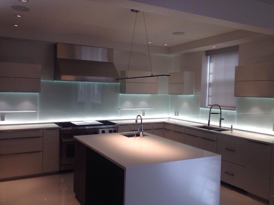 kitchen backsplash lighting        
        <figure class=