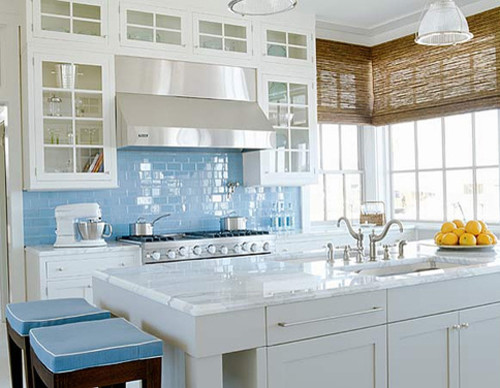 Foto di una cucina minimalista con ante bianche, paraspruzzi blu, paraspruzzi con piastrelle di vetro e elettrodomestici in acciaio inossidabile
