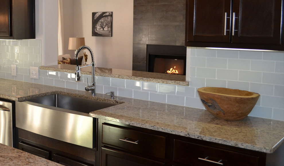 Esempio di una cucina abitabile minimalista con lavello stile country, ante marroni, paraspruzzi bianco, paraspruzzi con piastrelle di vetro e elettrodomestici in acciaio inossidabile