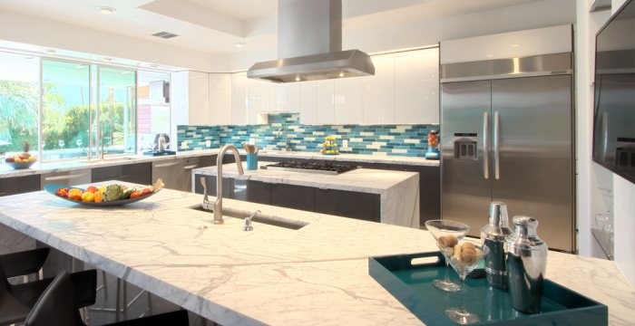 Foto di un'ampia cucina contemporanea con lavello sottopiano, ante lisce, ante bianche, top in marmo, paraspruzzi multicolore, paraspruzzi con piastrelle di vetro e elettrodomestici in acciaio inossidabile